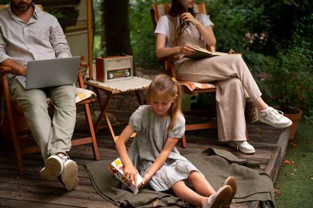 Семья отдыхает на садовой мебели